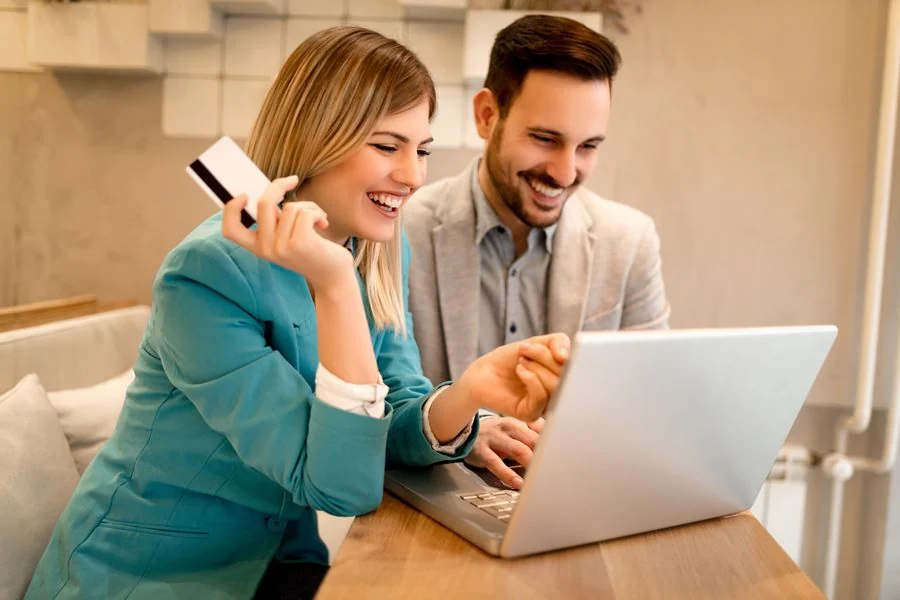 Dos personas mirando juntas un producto en una computadora portátil